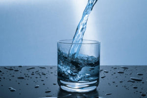 Pourquoi faut-il boire beaucoup d’eau pour rester hydraté ?